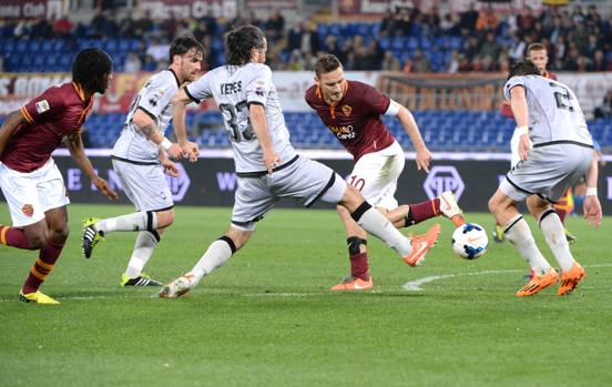 Ancora il capitano giallorosso circondato da giocatori dell'Atalanta. Ansa